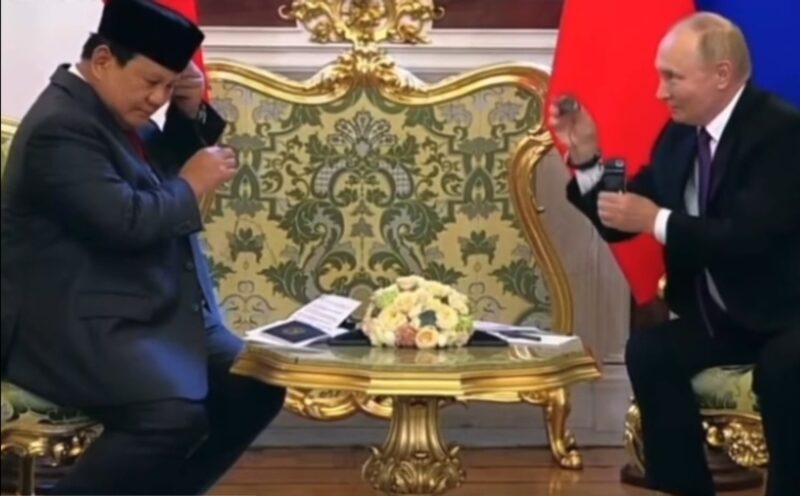 Menteri Pertahanan Indonesia Prabowo kiri saat menggunakan headphone untuk terjemahan dari Presiden Rusia
