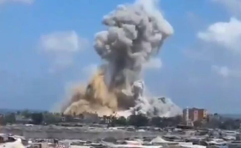 Israel menyerang kamp pengungsi di kota Khan Yunis di selatan Jalur Gaza/pada sabtu 13 Juli 2024,