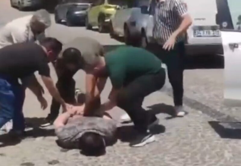 Foto: Tangkap Layar Video merekam penahanan Serebryakov oleh sekelompok lima orang yang membawanya keluar dari mobil, FIAT, di jalan kota Bodrum Turki.