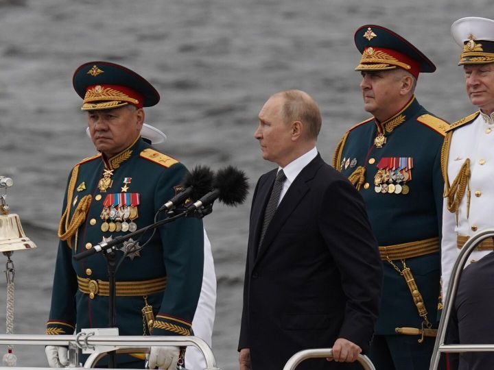 Presiden Rusia Vladimir Putin pada 28 Juli. 2024, berbicara pada parade memperingati Hari Angkatan Laut di St.