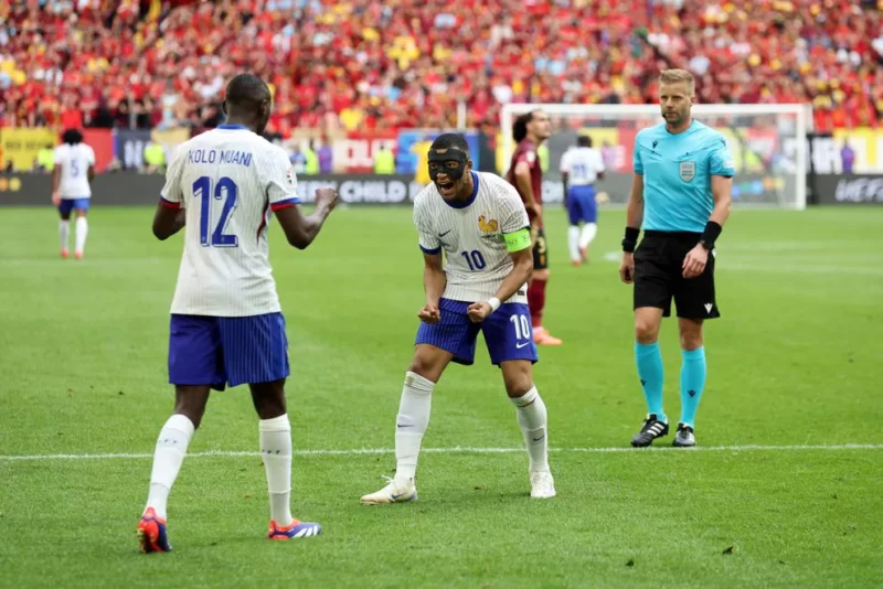 Mbappe dan Kolo Muani setelah Gol Bunuh Diri Jan Vertonghen. / Foto: X Euro2024