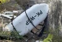 Tangkapan layar video helikopter jatuh di Pecatu, Kuta Selatan, Jumat (19/7/2024). (Tangkapan layar)