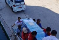 Jenazah PMI ilegal, Sili Namat, saat diberangkatkan ke kampung halamannya dengan KM Awu di Pelabahun Tenau, Kota Kupang, NTT, Senin (22/7/2024) sore. Foto: dok. BP3MI NTT