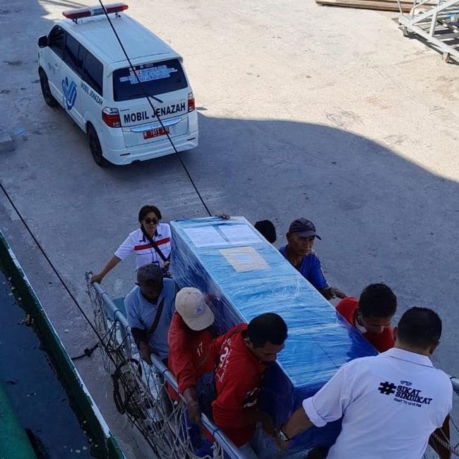 Jenazah PMI ilegal, Sili Namat, saat diberangkatkan ke kampung halamannya dengan KM Awu di Pelabahun Tenau, Kota Kupang, NTT, Senin (22/7/2024) sore. Foto: dok. BP3MI NTT
