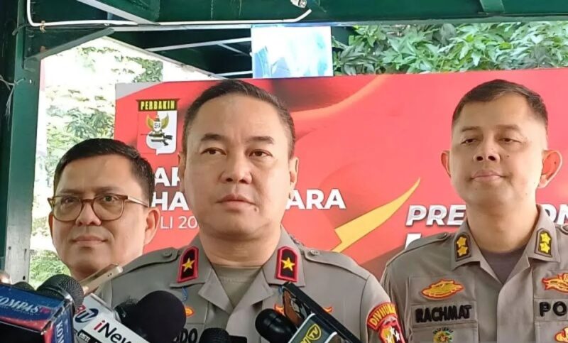 Kepala Biro Penerangan Masyarakat (Karopenmas) Divhumas Polri Brigjen Pol. Trunoyudo Wisnu Andiko (tengah) berbicara dengan awak media di Lapangan Tembak Senayan, Jakarta, Kamis (11/7/2024). ANTARA/Nadia Putri Rahmani