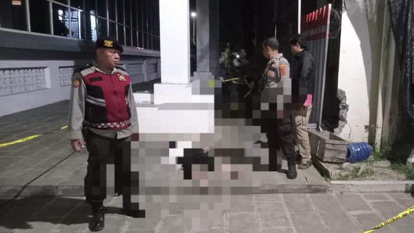 Foto: Polisi saat mengevakuasi mahasiswa lompat dari gedung lantai 12 di Jambi (Dok. Polsek Telanaipura)
