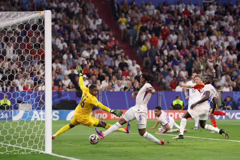 Proses gol itu terjadi saat Dani Olmo mampu mengecoh pemain bertahan Prancis. Dia lantas melepaskan tendangan ke arah gawang, namun bola justru mengenai kaki Kounde dan masuk ke gawang sendiri, skor 2-1  keunggulan untuk Spanyol/ AP Photo