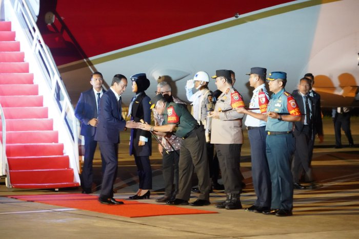 Jokowi mendarat di Bandara Sultan Iskandar Muda (SIM) Blang Bintang, Aceh Besar, Kamis (18/7/3024) dini hari/ (Mercinews/Pemerintah Aceh)