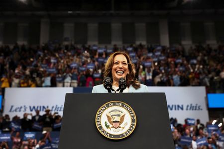 Wakil Presiden AS Kamala Harris berbicara pada acara kampanye pemilihan presiden di Atlanta, Georgia, AS 30 Juli 2024. REUTERS/Dustin Chambers/File Hak Lisensi Pembelian Foto