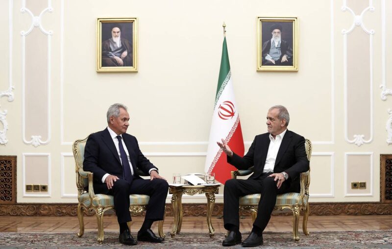 Sekretaris Dewan Keamanan Rusia Sergei Shoigu dan Presiden Iran Masoud Pezeshkian
Kantor Kepresidenan Iran melalui AP