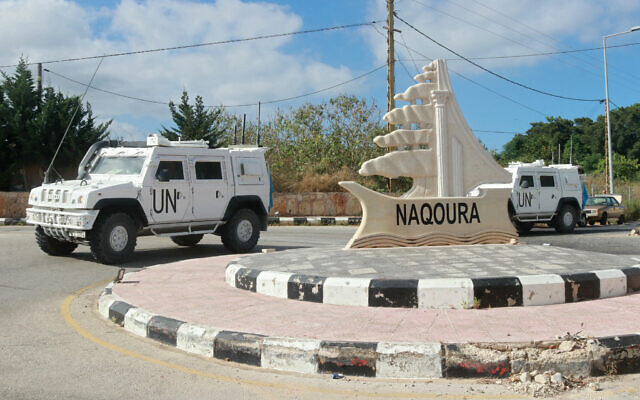 Kendaraan lapis baja UNIFIL berpatroli di pintu masuk kota Naqoura di Lebanon selatan dekat perbatasan dengan Israel pada 17 Juni 2024. (Mahmoud ZAYYAT / AFP)