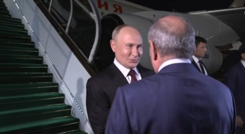 pesawat yang membawa Presiden Rusia Vladimir Putin mendarat di Baku, Pada minggu malam 
