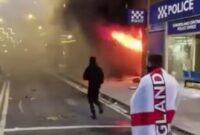 Banyak dari pengunjuk rasa membawa bendera Inggris dan serta meneriakkan slogan-slogan untuk mendukung pendiri Liga Pertahanan Inggris sayap kanan