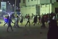 Warga Berlarian Setelah Ledakan dan Tembakan