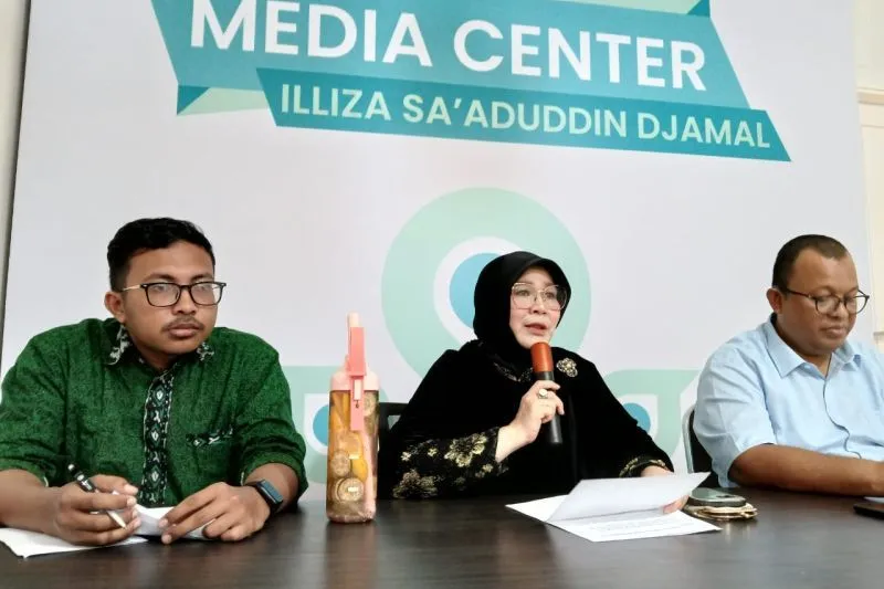 Anggota DPR RI asal Aceh Illiza Sa'aduddin Djamal saat menggelar konferensi pers terkait adanya pungli ke penerima beasiswa PIP, di Banda Aceh, Kamis (1/8/2024) (ANTARA/Rahmat Fajri)