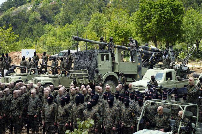Pejuang Hizbullah melakukan latihan di desa Aaramta di Distrik Jezzine, Lebanon selatan pada 21 Mei 2023. (Foto: AP)