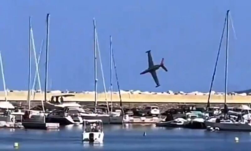 pesawat koleksi pribadi Fouga Magister, yang digunakan oleh Angkatan Udara Prancis dari tahun 1964 hingga 1980, jatuh ke laut lepas pantai.