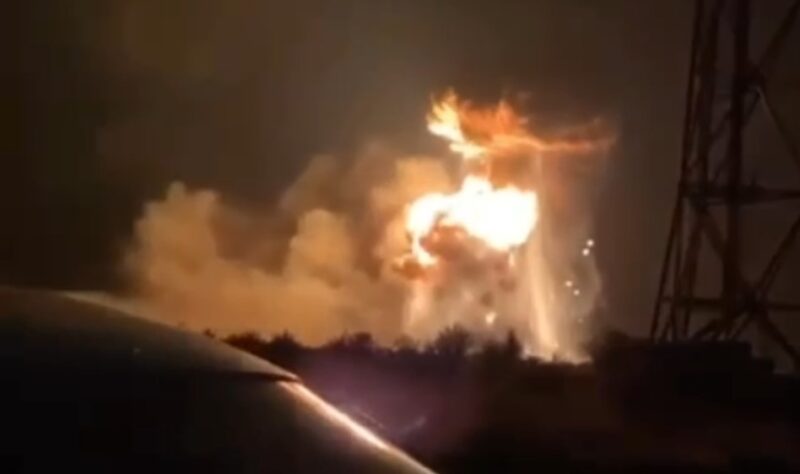 Pada malam hari, Angkatan Bersenjata Ukraina menyerang lapangan terbang Morozovsk. Gudang amunisi dan bahan bakar dihantam.