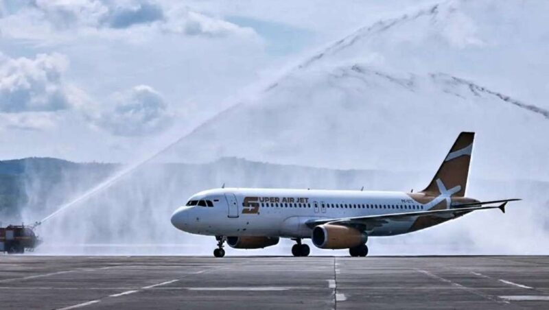 Maskapai Super Air Jet melakukan penerbangan perdana rute internasional Aceh-Malaysia. Pesawat jenis Airbus dengan kapasitas 180 penumpang itu tiba di Bandara Sultan Iskandar Muda Blang Bintang, Aceh Besar pada pukul 11.00 WIB, Sabtu (3/8/2024). Kedatangan pesawat ini disambut dengan tradisi Water Salute. Foto : Dishub Aceh.