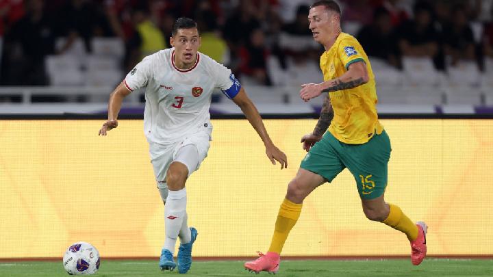 Jay Idzes (kiri) dari Indonesia beraksi melawan Mitchell Duke dari Australia dalam laga Kualifikasi Piala Dunia AFC Grup C antara Indonesia vs Australia di Stadion Utama Gelora Bung Karno, Jakarta, Indonesia, 10 September 2024, REUTERS/Ajeng Dinar Ulfiana