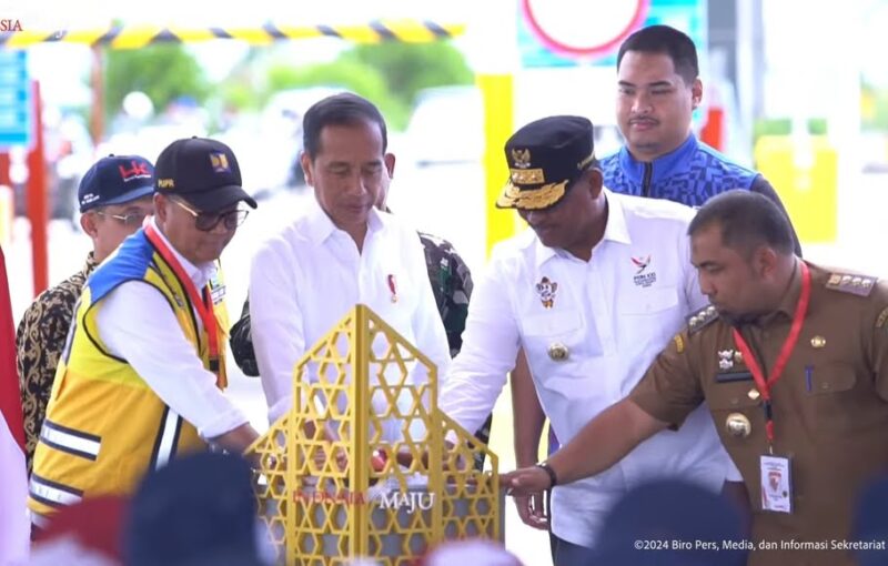 Presiden Joko Widodo (Jokowi) meresmikan jalan Tol Baitussalam ruas Sigli-Banda Aceh seksi II dan III Seulimeum-Jantho-Indrapuri, serta seksi V dan VI Kuta Baro-Blang Bintang dan Baitussalam di Kabupaten Aceh Besar, Provinsi Aceh, pada Senin, 9 September 2024. (Istimewa)