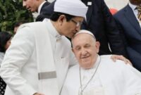 Momen haru Imam Masjid Istiqlal Nasaruddin Umar Cium Kening Paus Fransiskus saat sang imam mengantarkan Bapa Suci meninggalkan Masjid Istiqlal. (AFP/YASUYOSHI CHIBA)