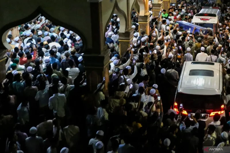 Ribuan warga menyambut kedatangan peti jenazah ulama kharismatik Aceh Tgk Muhammad Yusuf A Wahab tiba di Dayah Babussalam Al Aziziyah Jeunieb, Kabupaten Bireuen, Aceh, Minggu (8/9/2024). (Antara/Ampelsa)