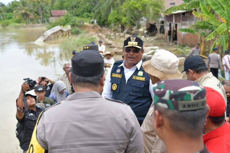 Pj Gubernur Aceh Safrizal ZA didampingi Pangdam IM Mayjen TNI Niko Fahrizal dan Kapolda Aceh Irjen Pol Achmad Kartiko meninjau tanggul sungai yang jebol diterjang banjir di Desa Muka Sei Kuruk, Kecamatan Seruway, Kabupaten Aceh Tamiang, Kamis (17/10/2024).