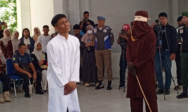Eksekusi hukuman cambuk dilaksanakan di Taman Sari, Banda Aceh, pada Kamis (27/2/2025).