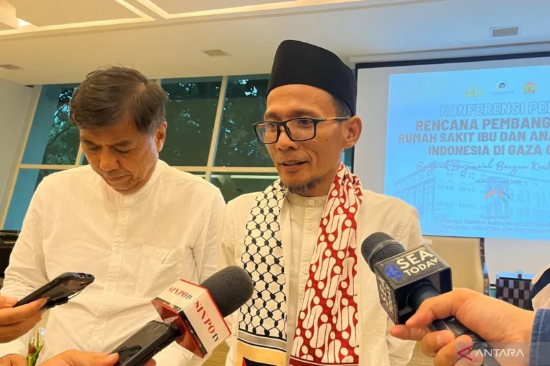 Ketua Presidium Aqsa Working Group (AWG) M. Anshorullah ditemui usai konferensi pers di Kantor Kementerian Luar Negeri (Kemlu) RI di Jakarta, Jumat (14/3/2025). (ANTARA/Nabil Ihsan)