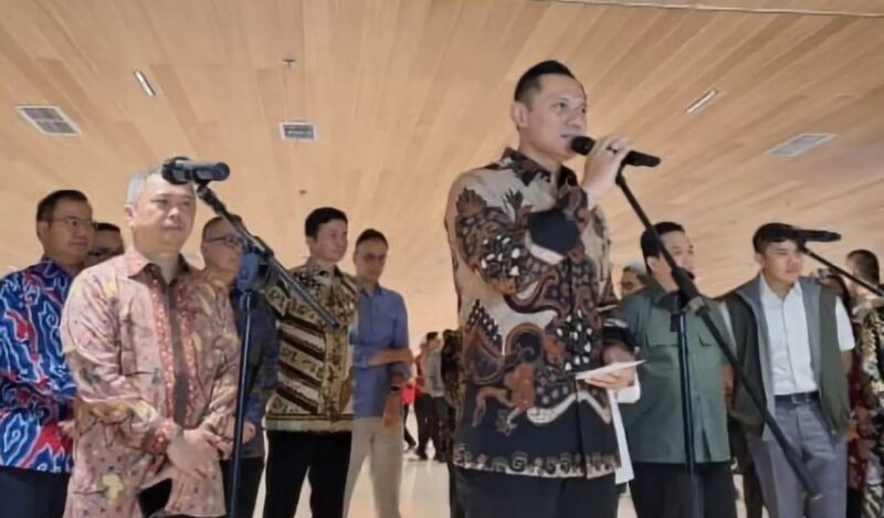 Menko Infrastruktur dan Pembangunan Kewilayahan, Agus Harimurti Yudhoyono menyampaikan pernyataan penurunan tiket pesawat. (Istimewa)