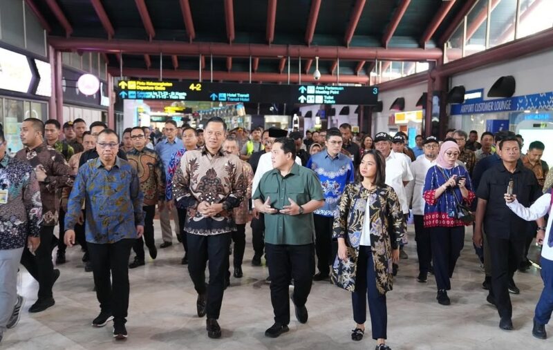Foto: Instagram@erickthair /Menteri BUMN Erick Thohir dan AHY saat meninjau Terminal 2F untuk melayani penerbangan haji dan umrah di Bandara Soekarno-Hatta, Tangerang, Banten, Sabtu (1/3/2025).