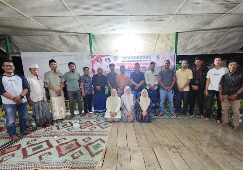 Keuchik dan pengurus koperasi merah putih Gampong Rumoh Panyang foto bersama.