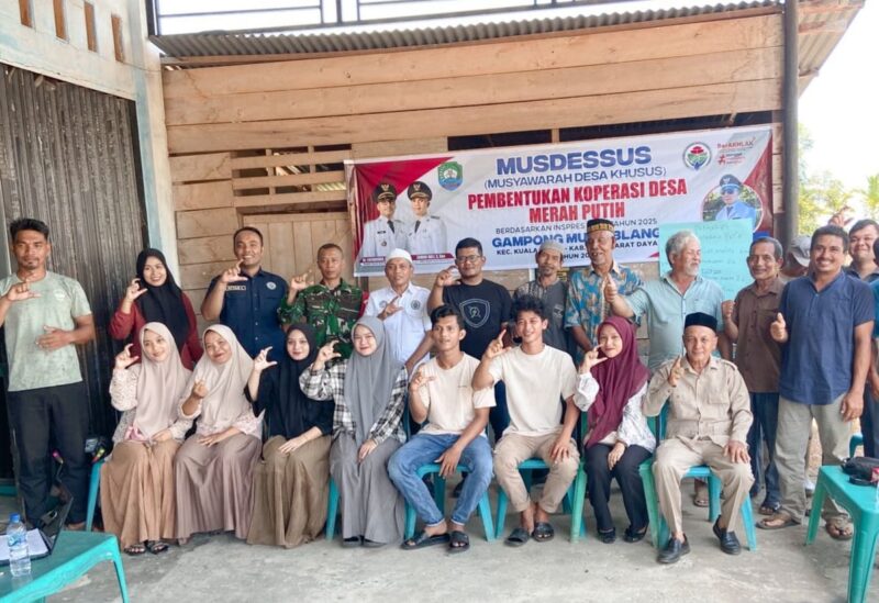 Foto : Pengurus koperasi merah putih Gampong Muka Blang foto bersama usai pembentukan.