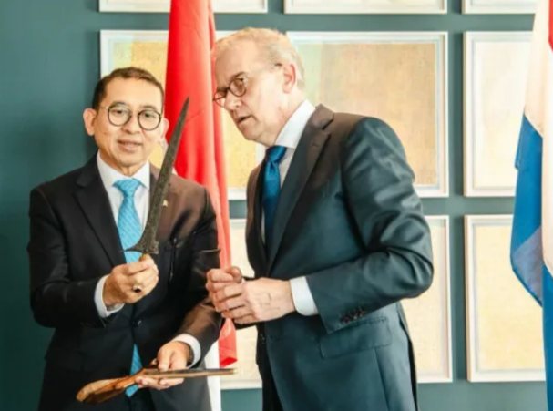 Menbud Fadli Zon (kiri) menunjukkan keris kepada Menteri Pendidikan, Kebudayaan, dan Sains Belanda, H.E. Eppo Bruins (kanan) di Kantor Kementerian Pendidikan, Kebudayaan, dan Sains Belanda (Ministerie van Onderwijs, Cultuur en Wetenschap), Den Haag, Sabtu (14/6/2025).(Foto: Kemenbud RI)