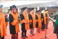 Rektor UIN Raden Fatah, Prof. Dr. Muhammad Adil, M.A., mengukuhkan tujuh Guru Besar di Gedung Academic Center UIN Raden Fatah, Kampus Sudirman, Kota Palembang, Sumatera Selatan, pada Selasa (17/6/2025).(Foto: istimewa)