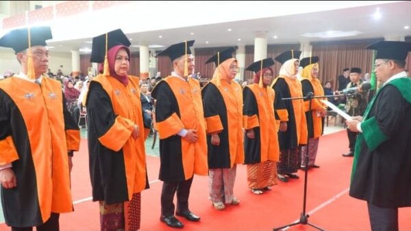 Rektor UIN Raden Fatah, Prof. Dr. Muhammad Adil, M.A., mengukuhkan tujuh Guru Besar di Gedung Academic Center UIN Raden Fatah, Kampus Sudirman, Kota Palembang, Sumatera Selatan, pada Selasa (17/6/2025).(Foto: istimewa)