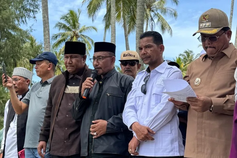 Senator DPD RI Sudirman Haji Uma bersama lainnya saat melakukan deklarasi empat pulau milik Aceh, di Aceh Singkil, Selasa (3/6/2025) (ANTARA/HO/Tim Haji Uma)