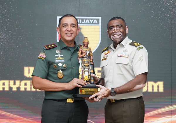Pangdam) V/Brawijaya, Mayjen TNI Rudy Saladin (kiri) dan Komandan Divisi ke-6 Angkatan Bersenjata Singapura (Singapore Armed Forces/SAF) Brigjen Anand Sathi Kumar (kiri).(Foto:Pendam Brawijaya)