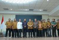 Pengurus AMKI Pusat pimpinan Tundra Meliala (kelima dari kiri) bersama para pengurus, Ketua Dewas AMKI Marsekal Madya TNI (Purn.) Dede Rusamsi (keempat dari kiri), Sekjen MA Heru Setiawan (keenam dari kiri), Ir Pushubad Brigjen TNI Indra Gumay Fitri (kedua dari kanan) dan Asisten Deputi Kemenko PMK Novan Ivanhoe Saleh (ketiga dari kiri).(Foto: istimewa)