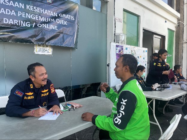 Menyambut Hari Bhayangkara ke 79, Kamis (12/6), Biddokkes Polda Bali menggelar pemeriksaan kesehatan gratis bagi para pengemudi ojek dan taksi online di kantor Gojek, Denpasar.(Foto: istimewa)