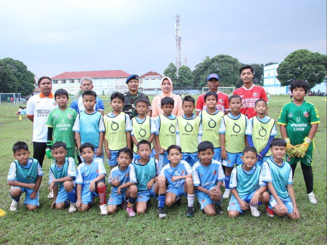 Danlanud Husein Sastranegara, Kolonel Pnb Alfian, S.E., M.Han., didampingi Ketua Yasarini Pengurus Cabang Lanud Husein Sastranegara, Ny. Annisa Alfian bersama para siswa SSB Angkasa di Lapangan Sepak Bola Lanud Husein Sastranegara, Kota Bandung, Jumat (20/6/2025).(Foto: Pen Lanud Husein Sastranegara)