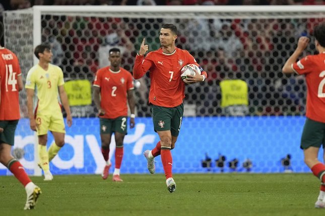 Selebrasi Cristiano Ronaldo usai mencetak gol di laga Portugal vs Spanyol di final UEFA Nations League, Senin (9/6/2025). (c) AP Photo/Matthias Schrader