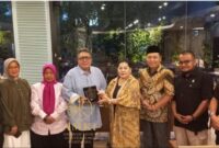 Ketum AMKI Pusat Tundra Meliala (keempat kiri) bersama pengurus menyerahkan plakat kepada Gusti Kanjeng Ratu (GKR) Pakoe Boewono Prameswari Dalem permaisuri dari SISKS Pakoe Boewono XIII Karaton Kasunanan Surakarta Hadiningrat (kelima kiri) di sebuah restoran bergaya klasik di kawasan Matraman, Jakarta Timur, Rabu (9/7/2015).(Foto: istimewa)