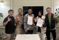 Ketua Umum APMJI, Sugianto (tengah), didampingi Rano Rusdiana (kedua dari kiri), Dicka (kiri), Ketua Umum FORSEPSI, Mina Dewi Sukmawati (kedua dari kanan), serta Korwil FORSEPSI Bandung, Agus (kanan), saat penandatanganan nota kesepahaman (MoU) di Bandung, Jawa Barat, Selasa, 15 Juli 2025. (Foto: Humas APMJI)