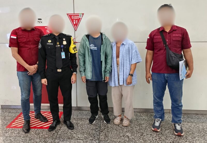 Kantor Imigrasi Kelas II TPI Singaraja mendeportasi dua WNA asal Malaysia berinisial LAH (32) dan CWK (32).(Foto:Humas Kanim Singaraja)