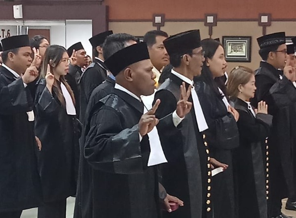 Fridrik Makanlehi, S.T., S.H., M.Sc alias Fritz Alor Boy, saat mengucap sumpah sebagai advokat di Pengadilan Tinggi (PT) DKI Jakarta, Rabu (2/7/2025).(Foto: istimewa)