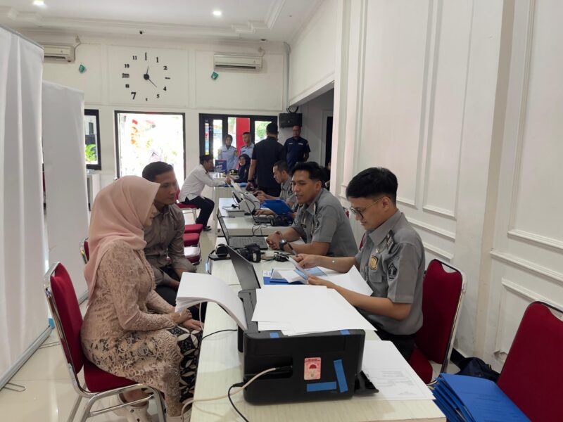 Kantor Imigrasi Kelas II Non-TPI Ponorogo bekerja sama dengan Polres Ponorogo menghadirkan layanan Paspor Simpatik memperingati HUT ke-79 Bhayangkara, Selasa (1/7/2025).(Foto: Humas Kanim Ponorogo)