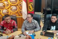 Ketua Umum DPP PSN Teungku Muhammad Raju (kiri), Penasihat Hukum Penasihat PSN Dwi Purbo, Tonizal (tengah) dan Sekjen DPP PSN Ariel Kurnia Ridha (kanan) saat konferensi pers di Jakarta, Jumat (25/7/2025).(Foto: istimewa)