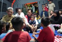Anggota DPRD Provinsi DKI Jakarta Kevin Wu saat menyerahkan bantuan kepada warga terdampak kebakaran.(Foto: istimewa)